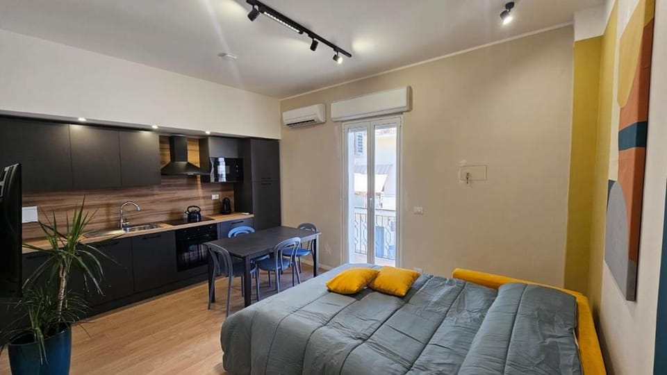 Bed, TV and multimedia, Living room