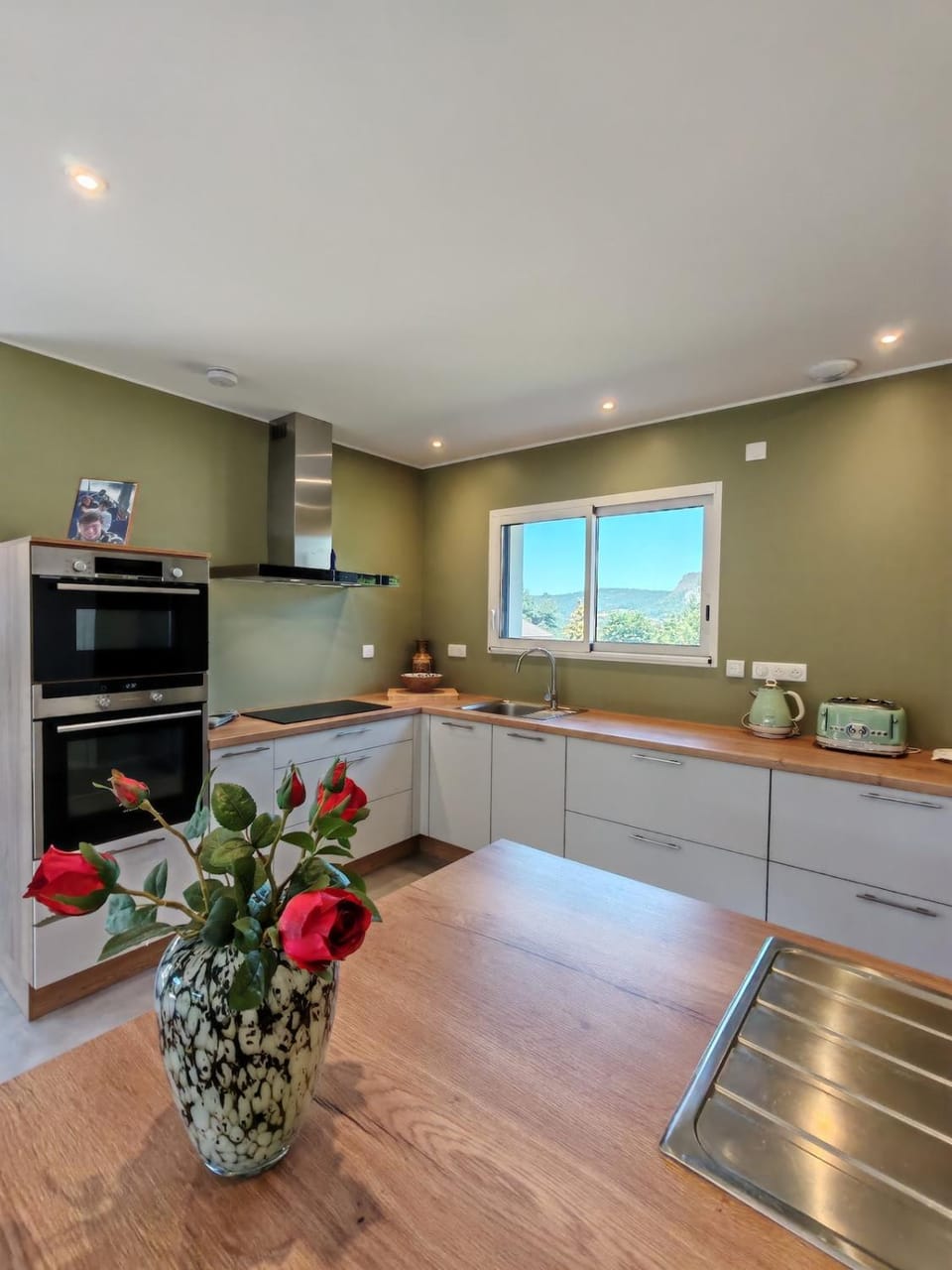 Kitchen or kitchenette, dishwasher, oven, stove