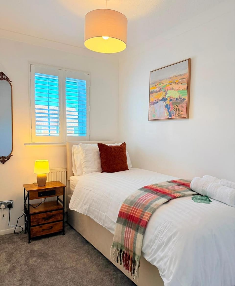 Luton 2BR House, Garden & 2 Private Parking House in Luton
