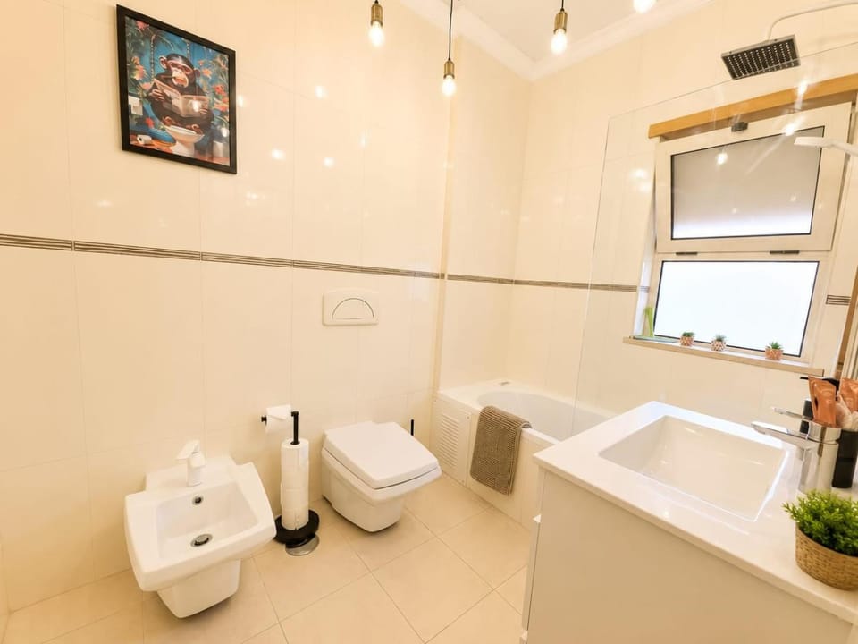 Toilet, Hot Tub, Bathroom, Bath, towels