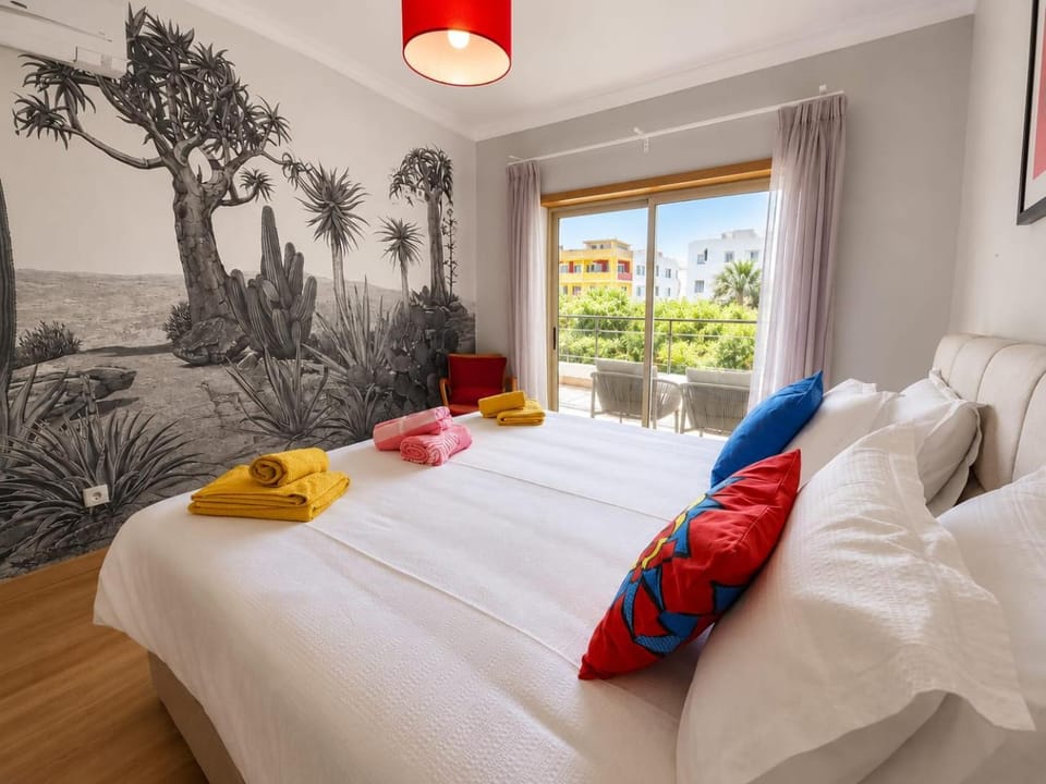 Bed, Bedroom, towels