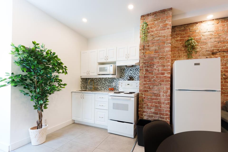 Le coeur du Plateau Mont-Royal Charme Montréalais Apartment in Laval