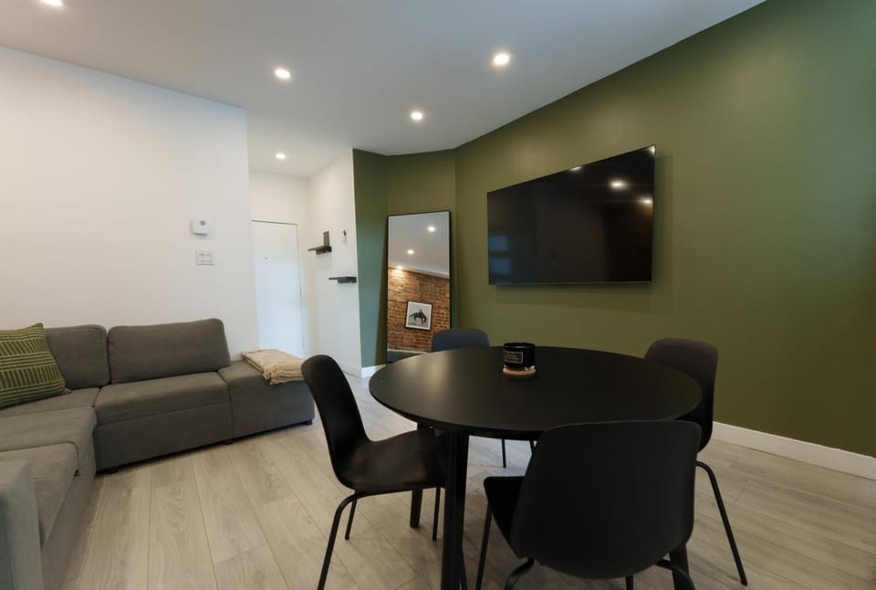 Le coeur du Plateau Mont-Royal Charme Montréalais Apartment in Laval