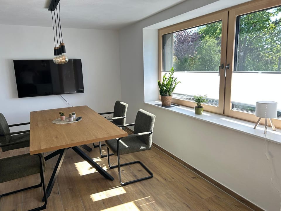 TV and multimedia, Seating area, Dining area