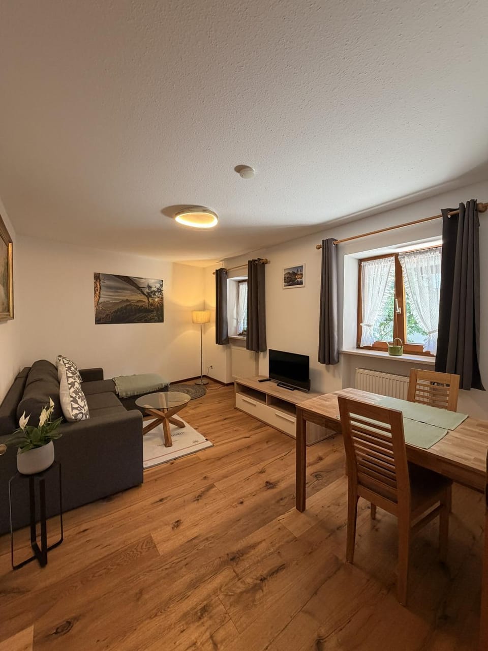TV and multimedia, Living room, Seating area, Dining area