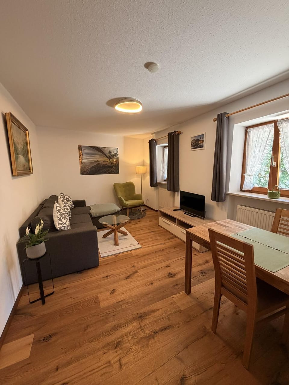 TV and multimedia, Living room, Seating area, Dining area