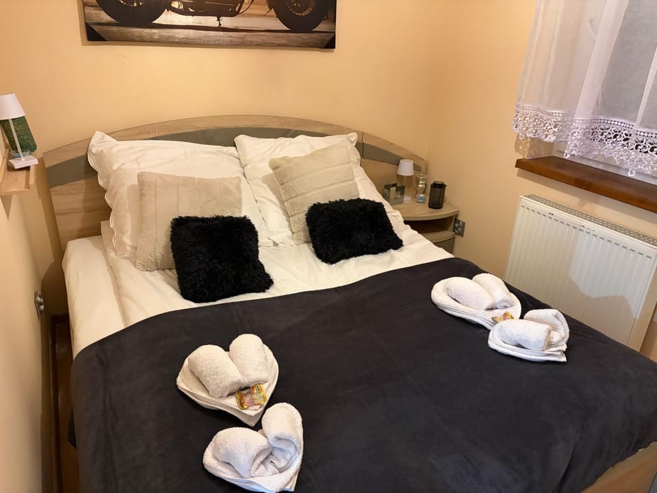 Bed, Photo of the whole room, Bedroom, towels