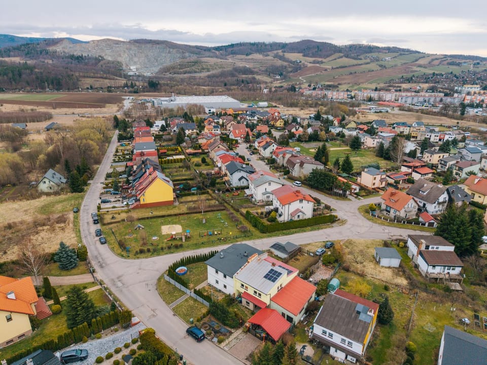 Property building, Nearby landmark, Day, Neighbourhood, Natural landscape, Bird's eye view, City view, Mountain view, Street view, Location