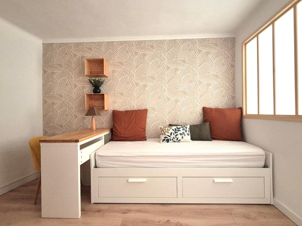 Photo of the whole room, Seating area