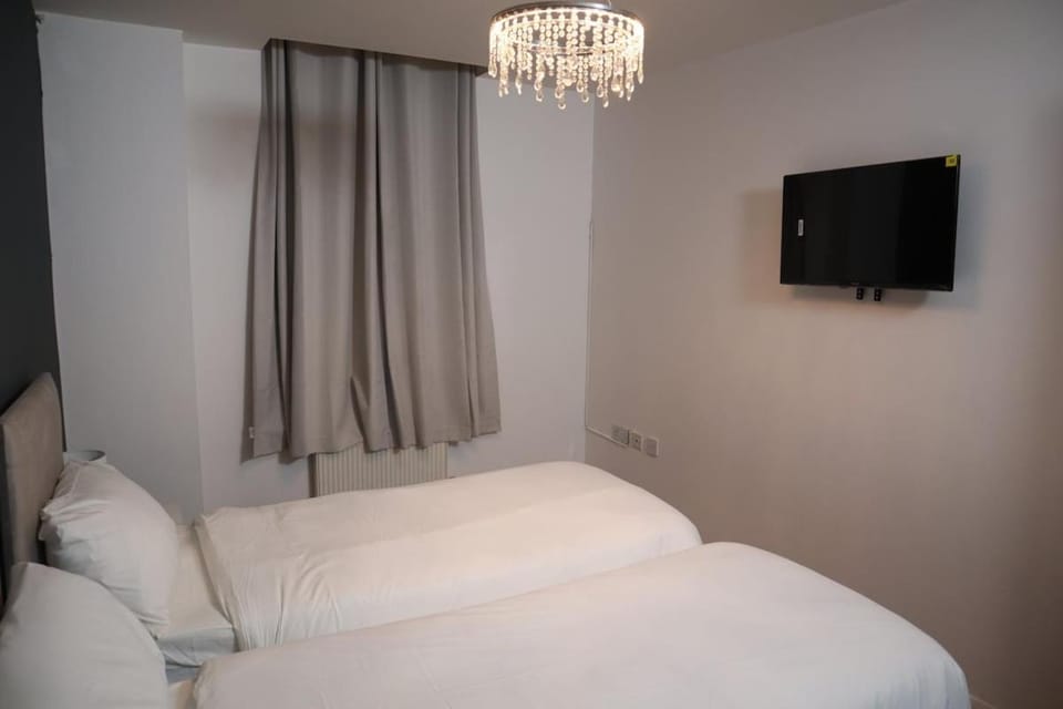 Luxury Modern Flat BHX NEC Solihull Hospital Free Parking Apartment in Solihull