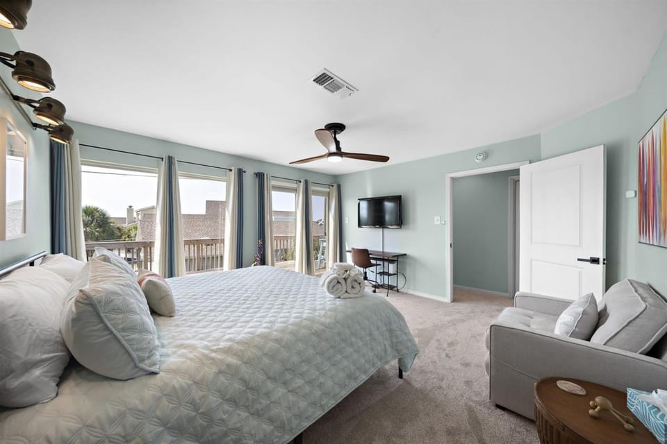 Pet Friendly VIEWS 4 min to Beach New Listing House in Hitchcock