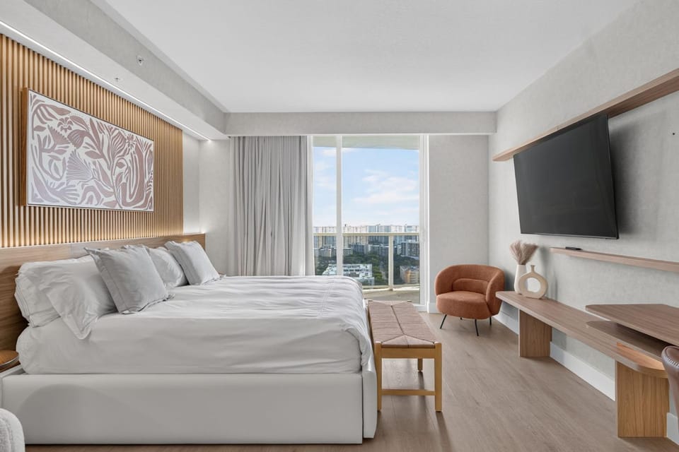 Communal lounge/ TV room, Bed, TV and multimedia, Living room, Photo of the whole room, Seating area, Bedroom