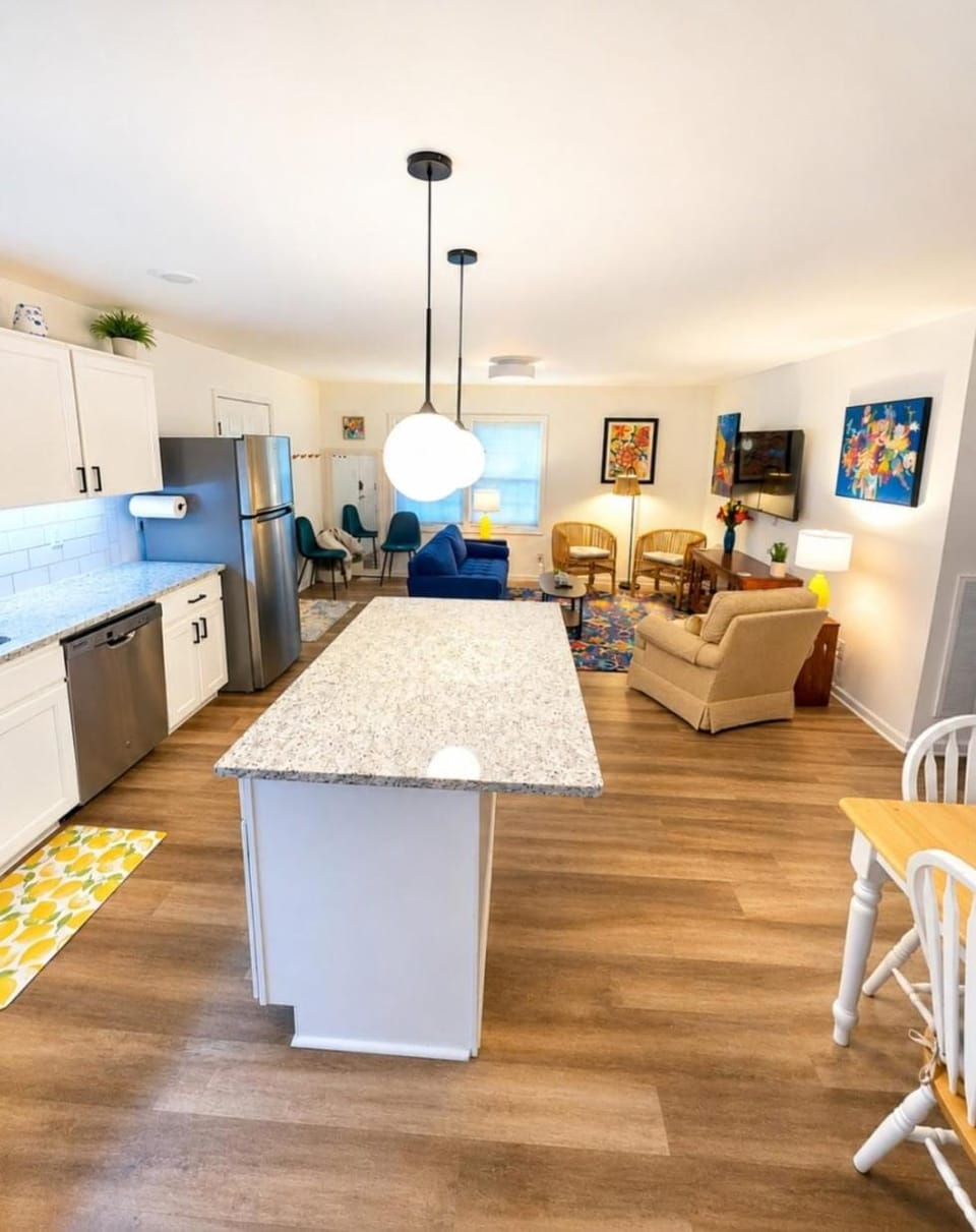 3 BR Walnut Creek Concerts, Fenced Yard, King bed, Downtown House in Raleigh