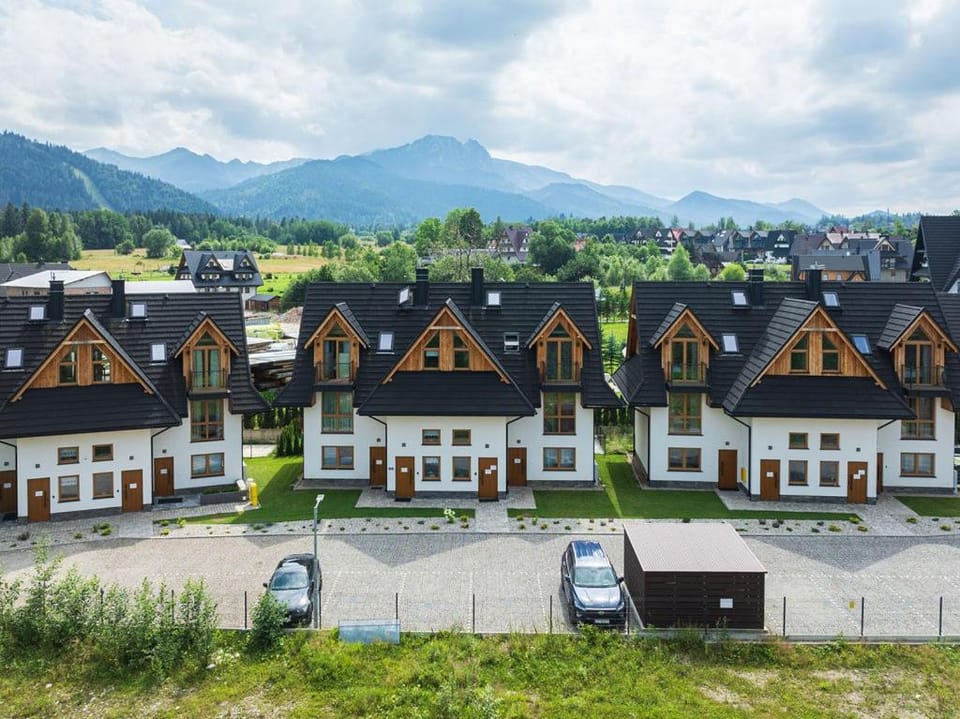 Property building, Spring, Day, Neighbourhood, Natural landscape, Bird's eye view, City view, Mountain view, Street view, Location, Parking