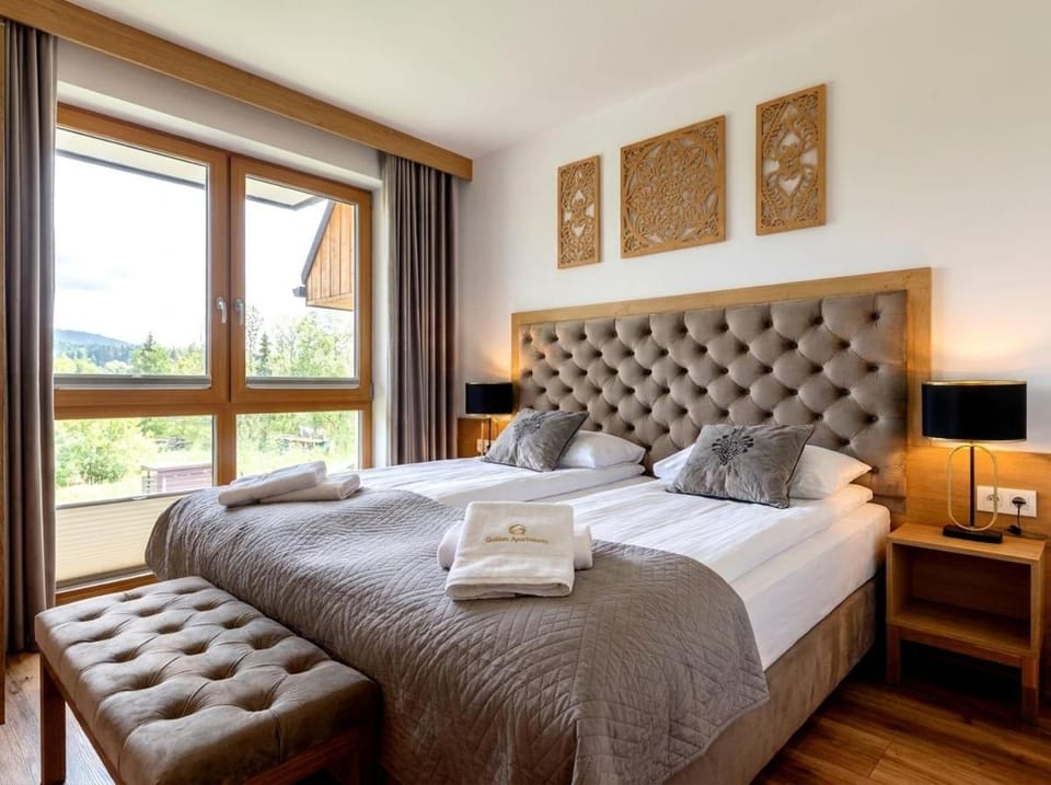 Bed, TV and multimedia, Photo of the whole room, Bedroom, towels
