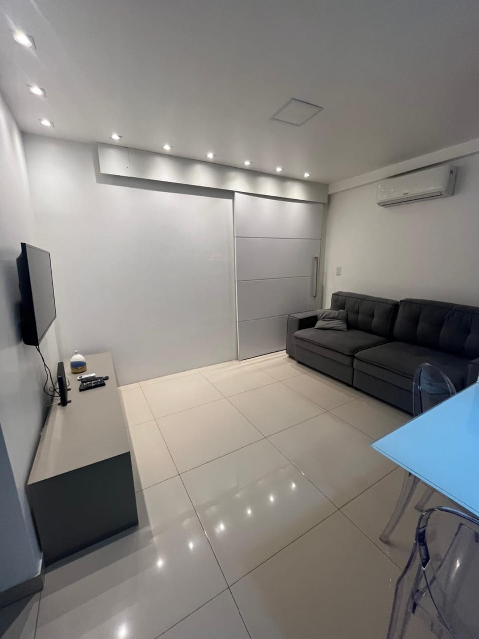 TV and multimedia, Seating area, air conditioner