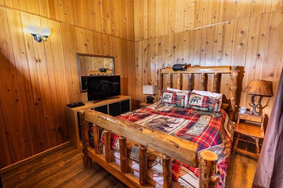 Sierra Pines Chalet Near Ski Slopes and Hiking,Biking Trails House in Big Bear