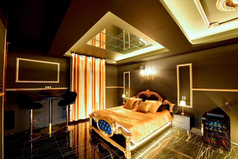 La Golden Room - Suite de Luxe avec Jacuzzi Apartment in Villefranche-sur-Saone