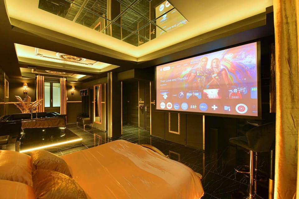 La Golden Room - Suite de Luxe avec Jacuzzi Apartment in Villefranche-sur-Saone