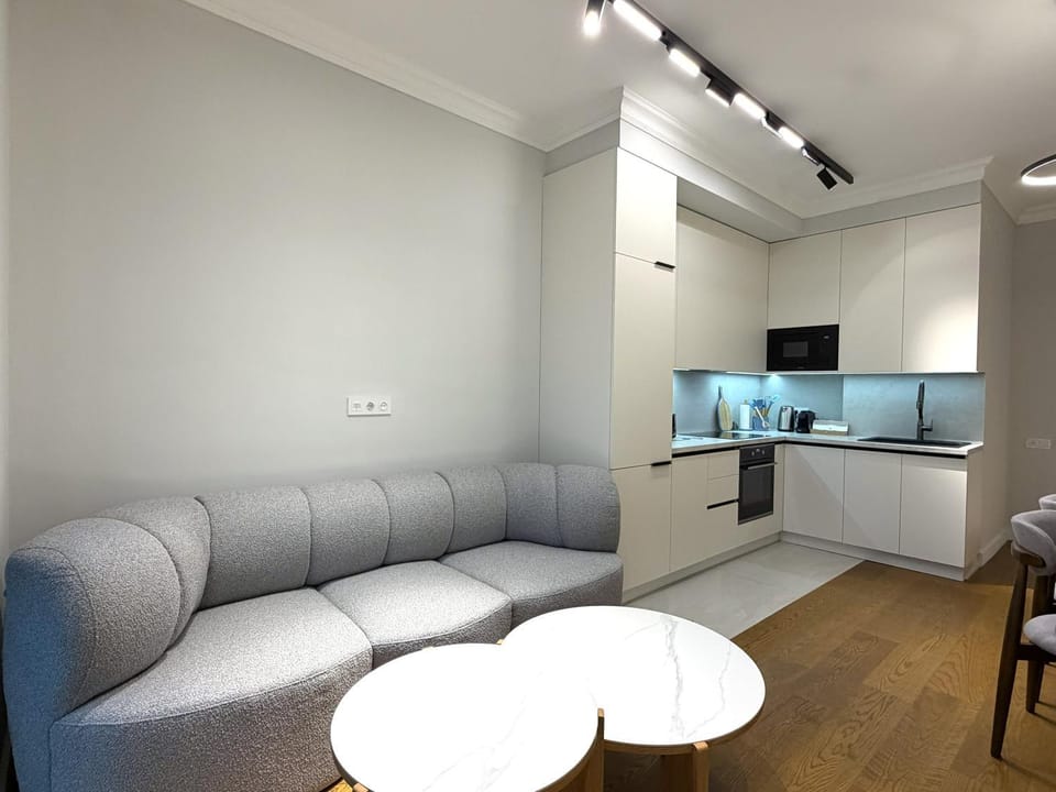 TV and multimedia, Kitchen or kitchenette, Living room, Seating area, Dining area, stove