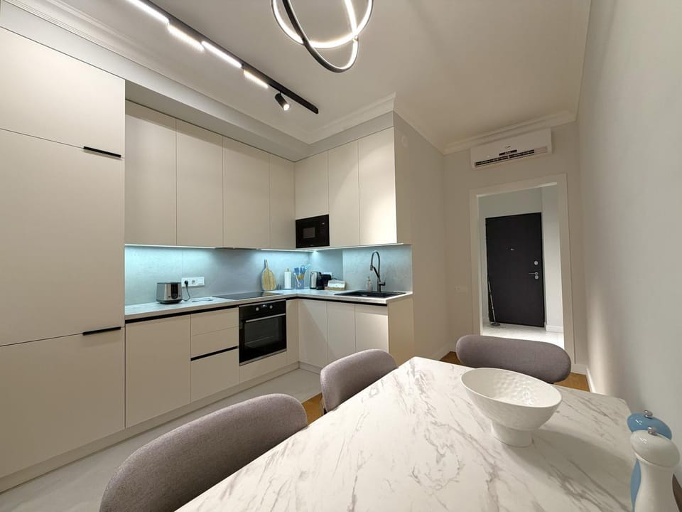 Kitchen or kitchenette, Dining area, oven, stove