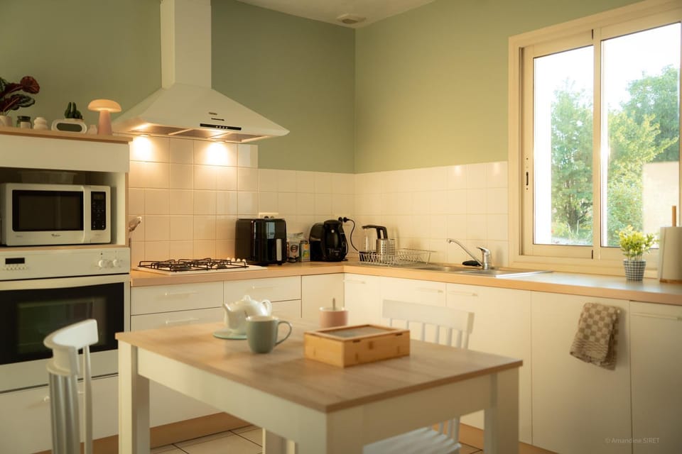 Coffee/tea facilities, Kitchen or kitchenette, Dining area, dishwasher, microwave, oven, stove, toaster