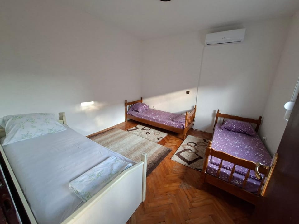 Bed, Photo of the whole room, Bedroom, air conditioner