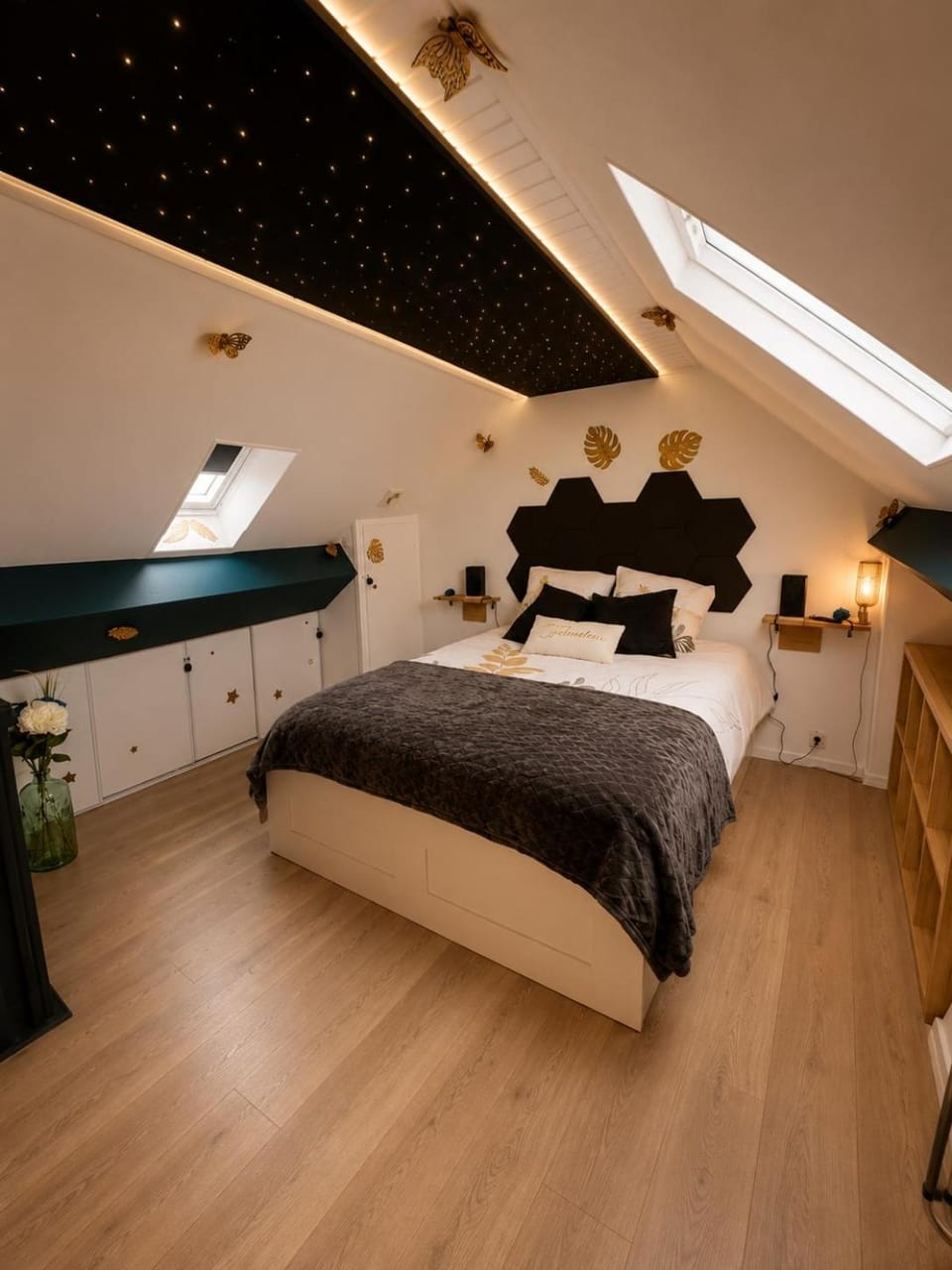 Bed, Photo of the whole room, Bedroom