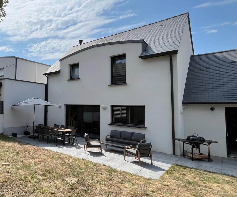 Property building, Patio, Garden, Balcony/Terrace