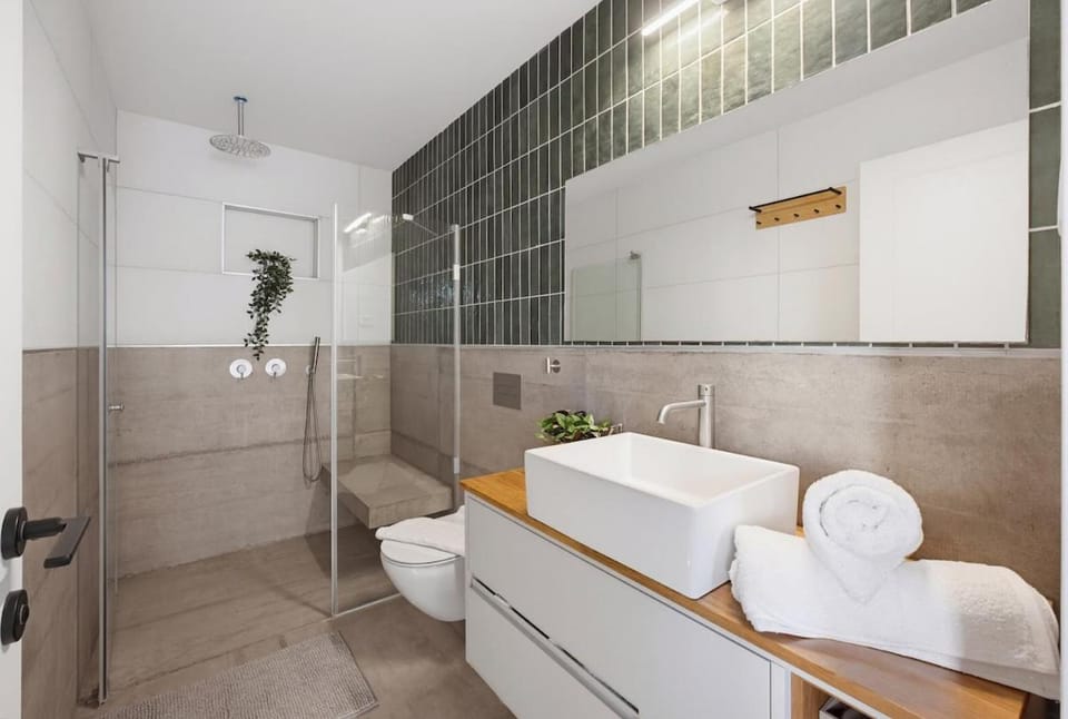 City Apt Near Talpiot Market by SeaNRent Apartment in Haifa