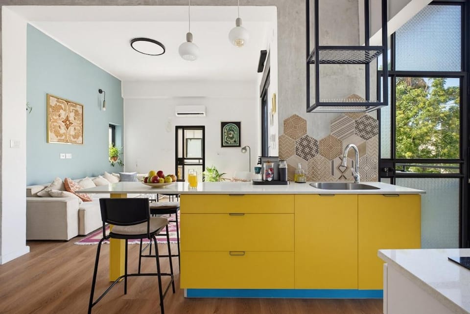 City Apt Near Talpiot Market by SeaNRent Apartment in Haifa