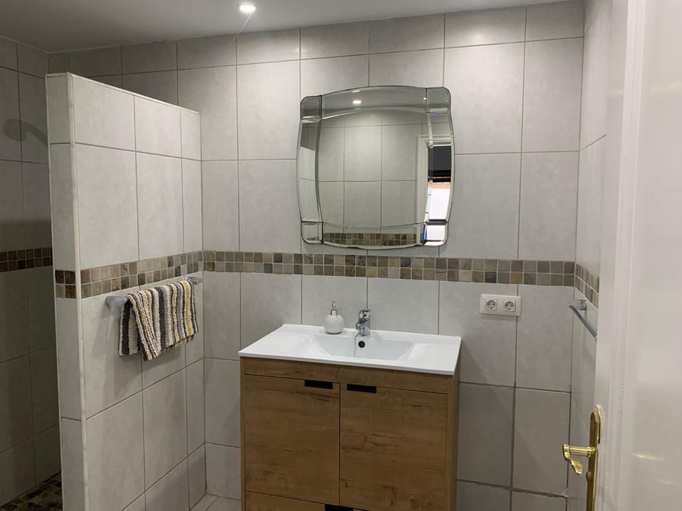 Bathroom, towels