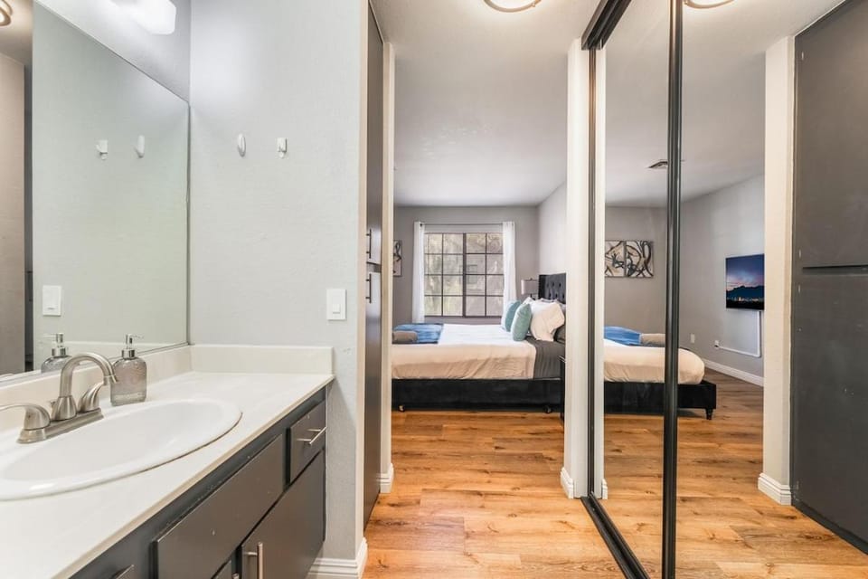 Modern 2BR Condo Near the Las Vegas Strip Apartment in Spring Valley