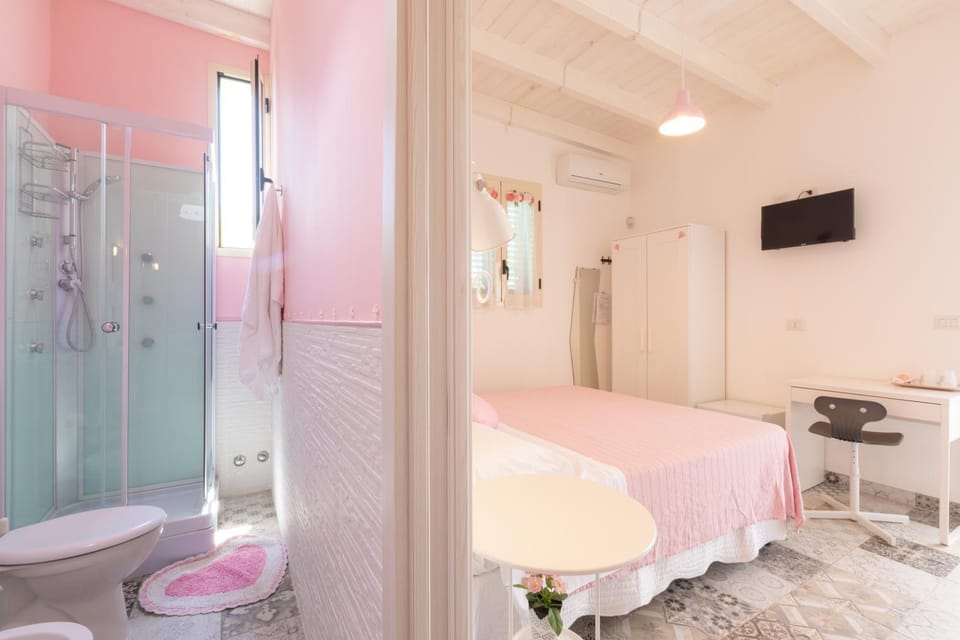 Shower, Bed, TV and multimedia