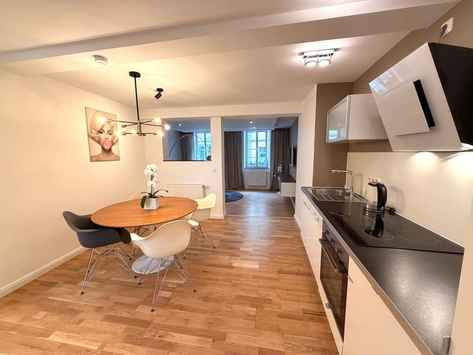 Kitchen or kitchenette, Dining area