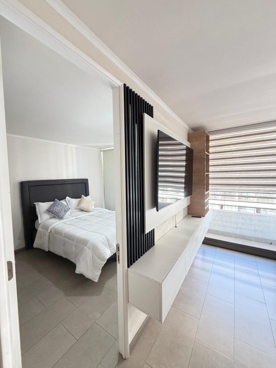 Hospédate con una vista de postal, en la comuna de Macul Este acogedor apartamento de1 Habitación 1 Baño con una laguna navegable Apartment in Santiago