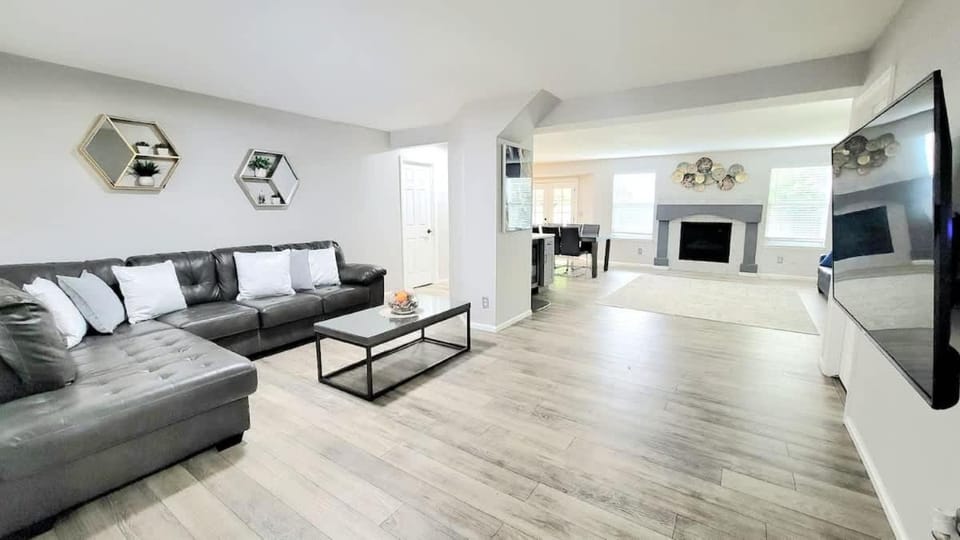 Modern Home Easy to Downtown-Scenic Trail House in Northglenn