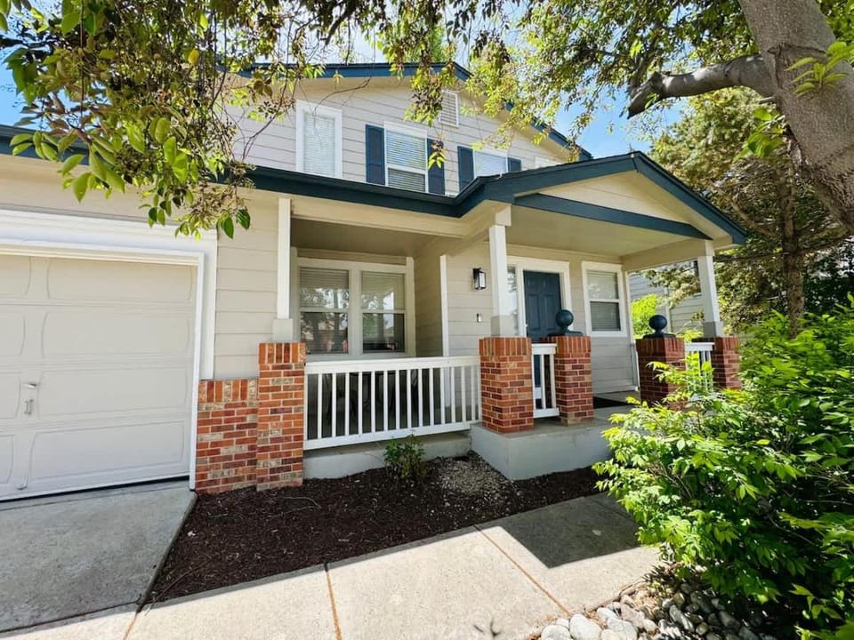 Modern Home Easy to Downtown-Scenic Trail House in Northglenn