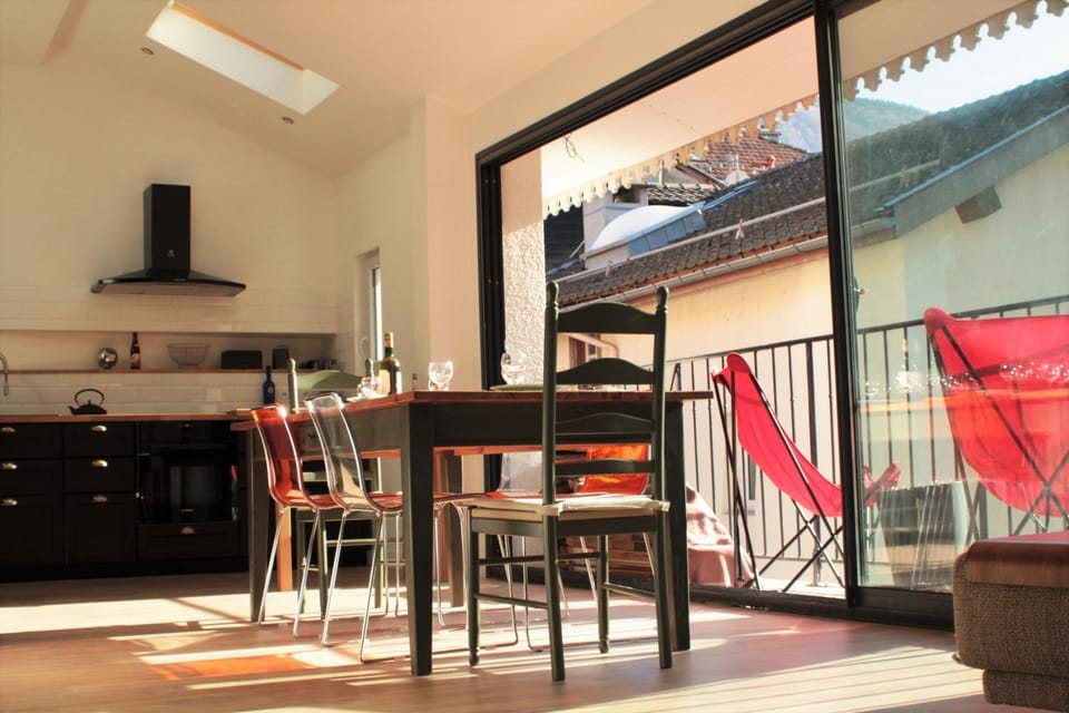 Kitchen or kitchenette, Dining area