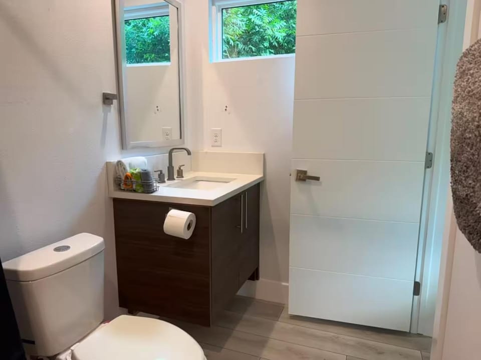 East ATX Private Room & Ensuite Bath - 5 min to DT Vacation rental in Austin
