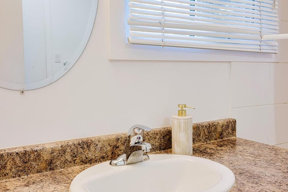 4BR Windermere ravine Beautiful View small Events House in Edmonton