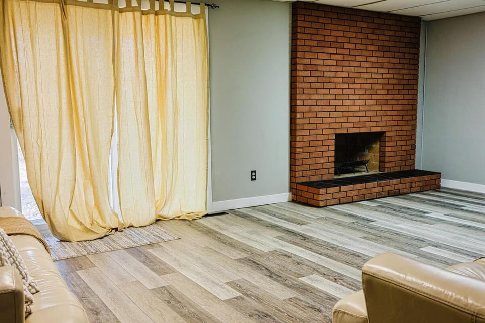 4BR Windermere ravine Beautiful View small Events House in Edmonton
