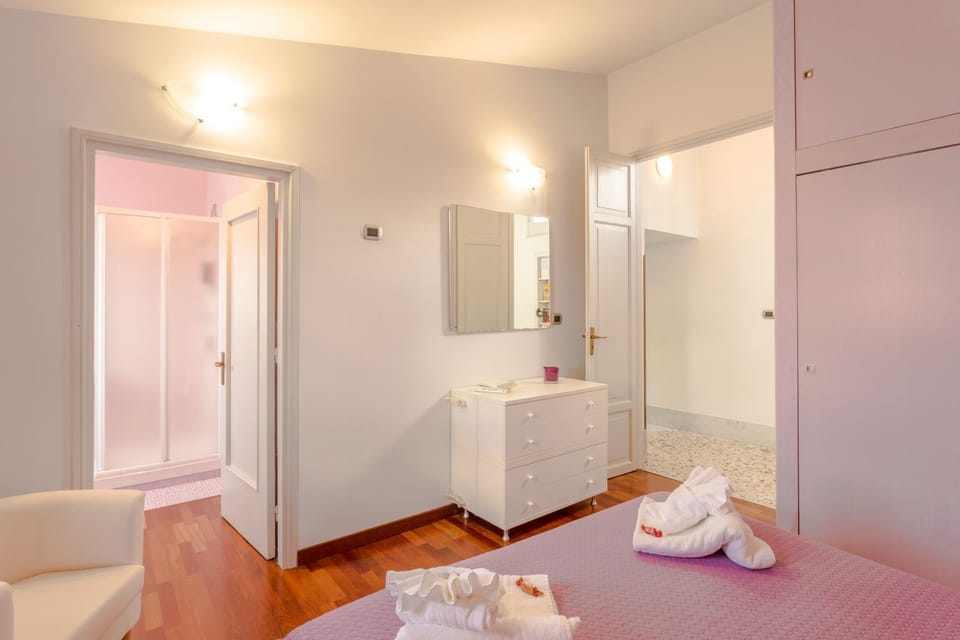 Bed, Bathroom, Photo of the whole room, Bedroom