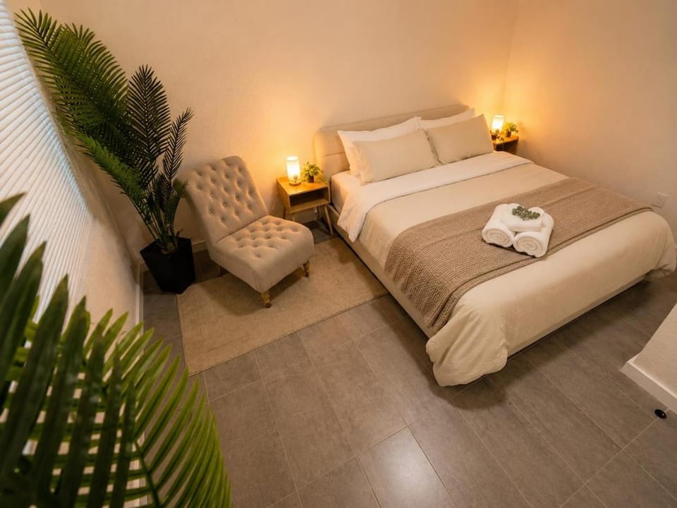 Little Havana King Bed Near Brickell Modern Apartment in Coral Gables