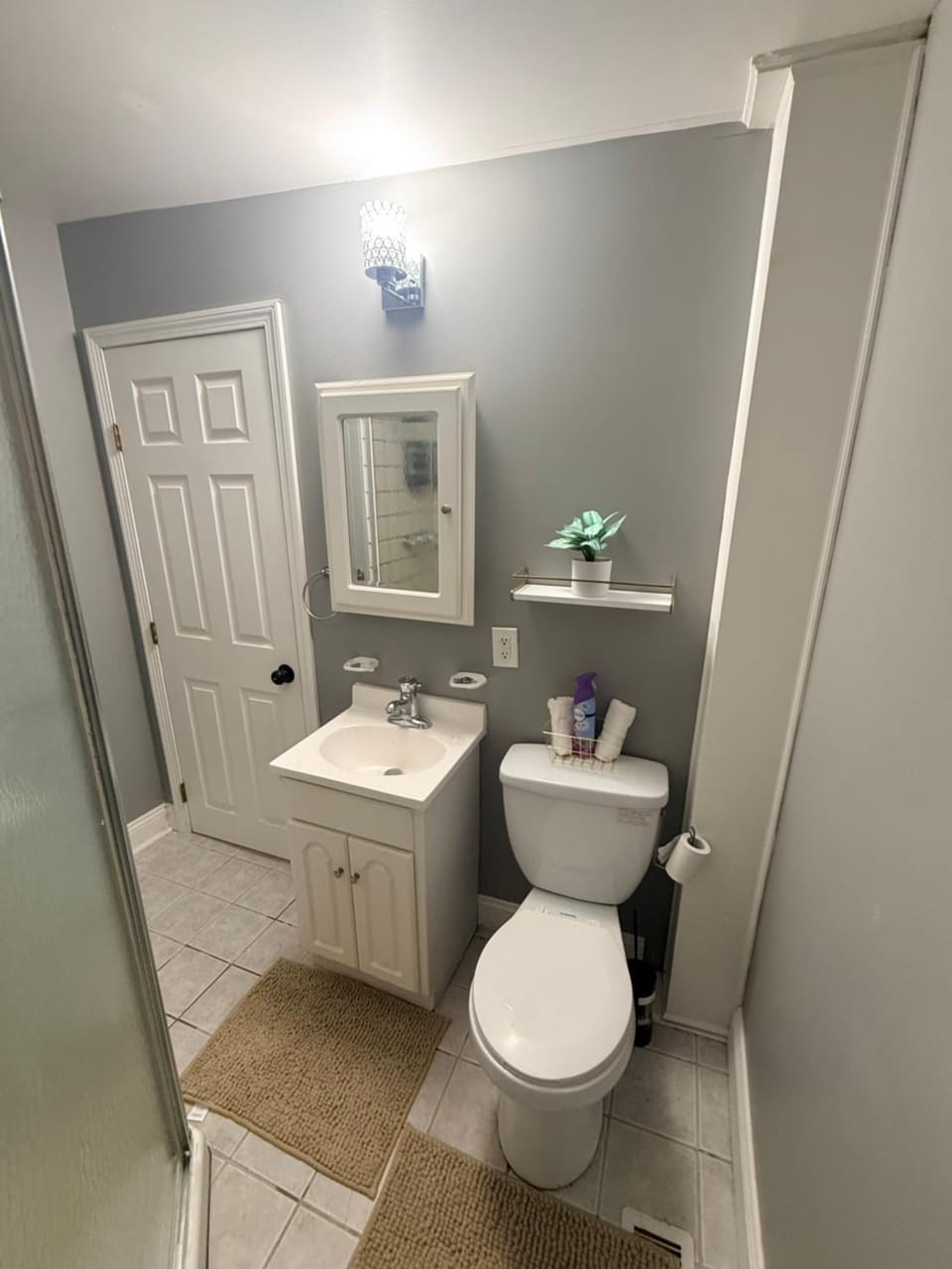Grey comfort room Bed and Breakfast in New London