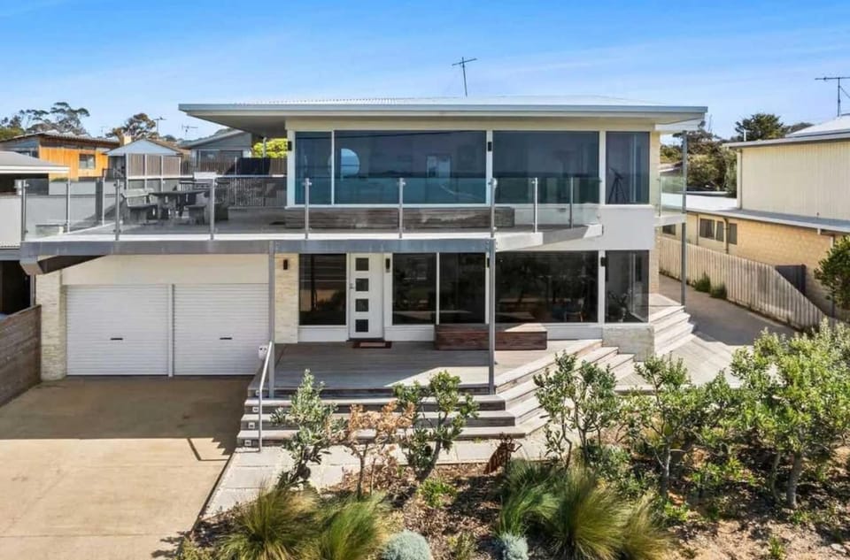 Front Row Seats on the Esplanade Apartment in Torquay