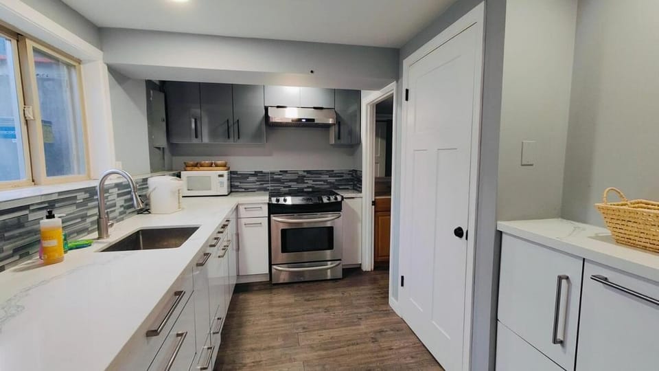 Modern 1400sqft 2BR Suite - AC Apartment in Lake Forest Park