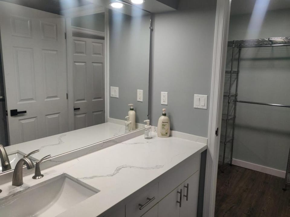 Modern 1400sqft 2BR Suite - AC Apartment in Lake Forest Park