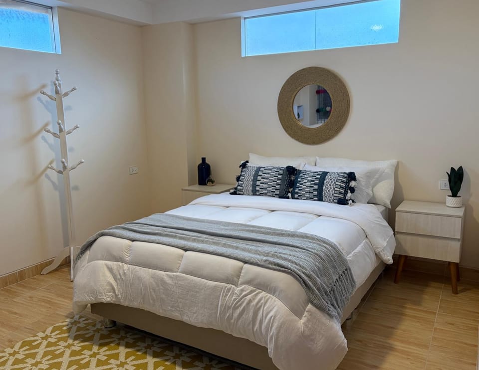 TV and multimedia, Coffee/tea facilities, View (from property/room), Living room, Food and drinks, Other, Seating area, City view, Street view, Non alcoholic drinks, children, young children, older children, group of guests, room service, acessibility, air conditioner
