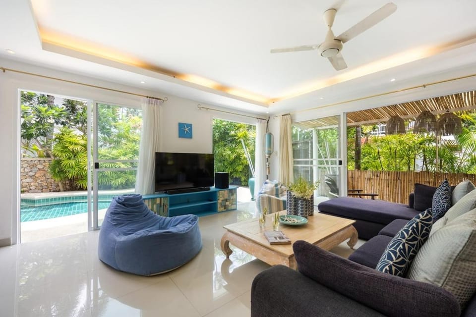 TV and multimedia, Living room, Garden view, Pool view, Swimming pool
